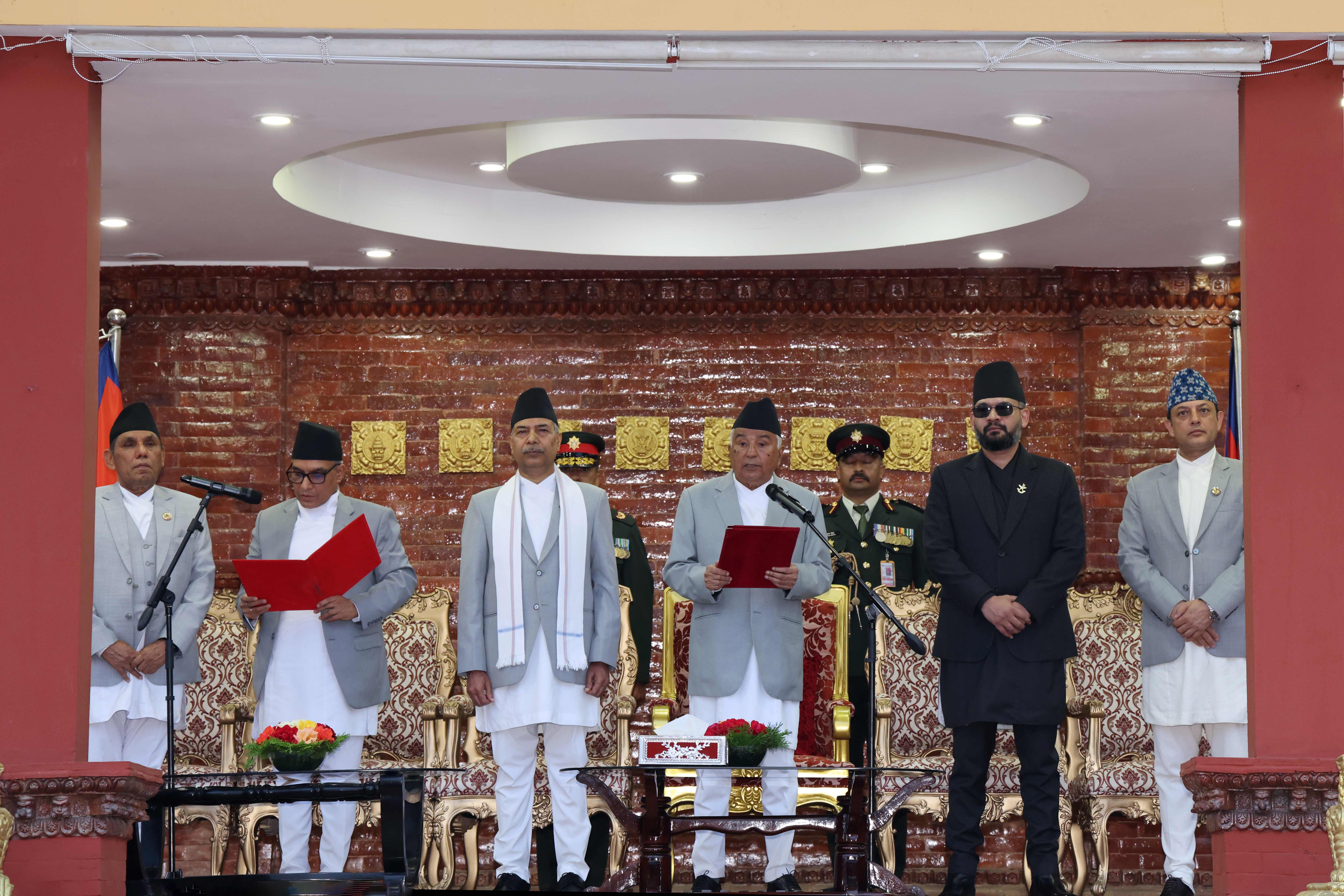 सम्माननीय राष्ट्रपति श्री रामचन्द्र पौडेलज्यूसमक्ष नवनियुक्त सम्माननीय प्रधान न्यायाधीश डा. मनोजकुमार शर्माज्यूले आफ्नो पद तथा गोपनीयताको शपथ ग्रहण गर्नुहुँदै। २०८३-०२-०५