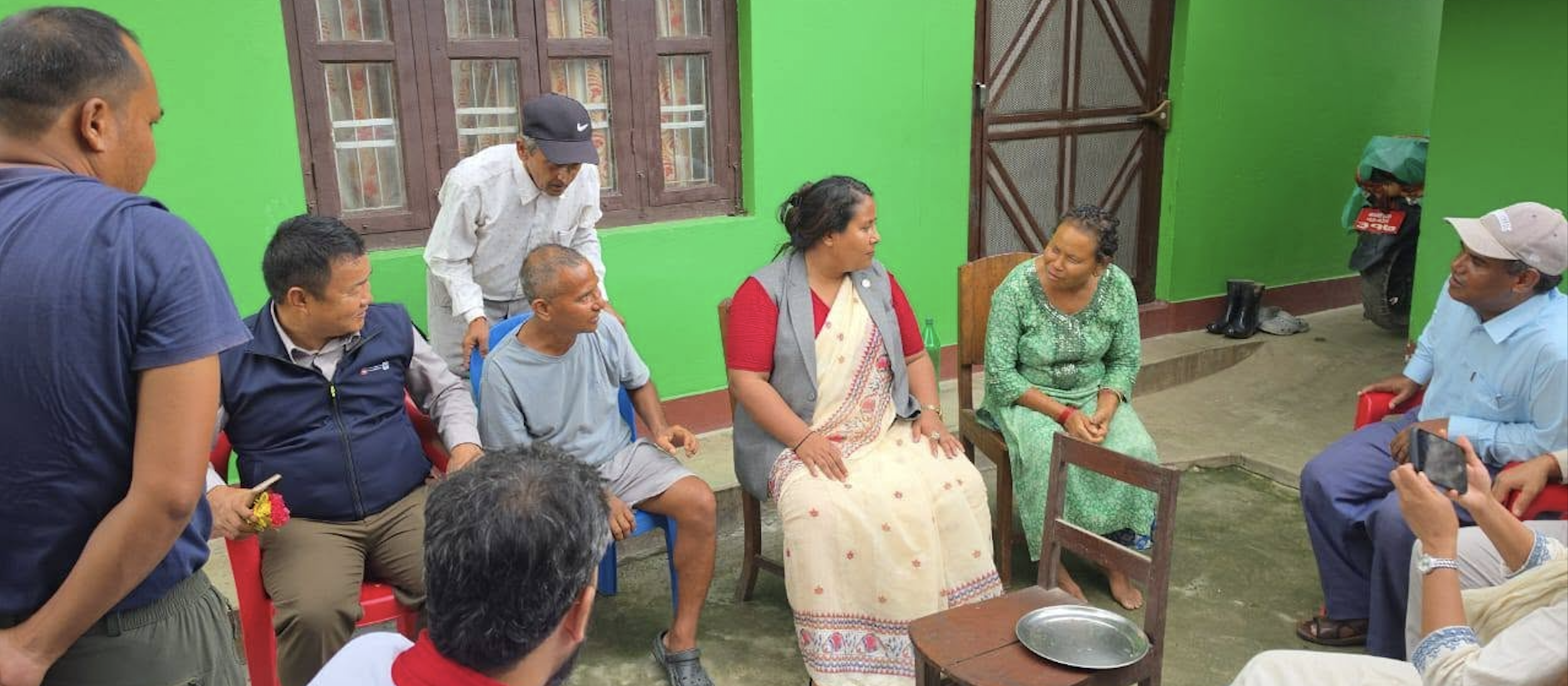 माननीय कृषि, वन तथा पर्यावरण मन्त्री गीता चौधरीज्यूले चितवनमा वन्यजन्तुको आक्रमणबाट प्रभावित परिवारको घरदैलोमै पुगेर भेटघाट गर्नुभएको छ। भेटघाटका क्रममा उहाँले पीडित परिवारप्रति गहिरो समवेदना व्यक्त गर्दै घाइतेहरूको स्वास्थ्य अवस्थाबारे जानकारी लिनुभएको छ साथै घाइतेको उपचार र पीडित परिवारलाई उचित राहत एवम् पुनर्स्थापनाका लागि सरकार पूर्ण रूपमा प्रतिबद्ध रहेको बताउनु भयो।