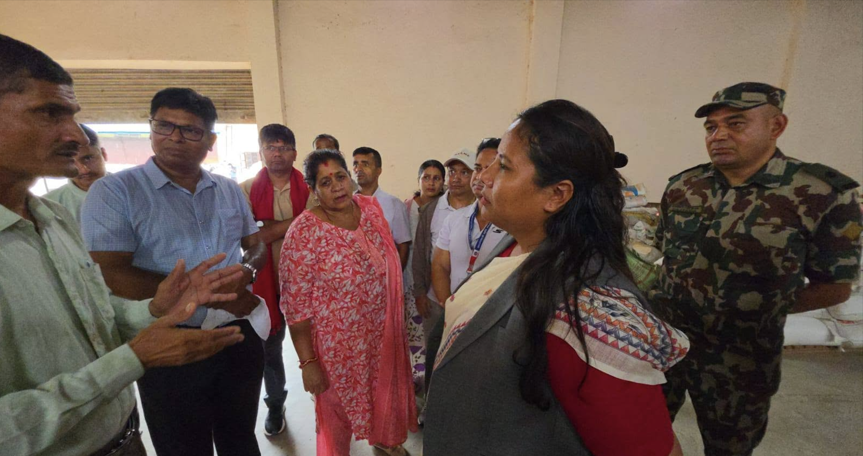 माननीय कृषि, वन तथा पर्यावरण मन्त्री गीता चौधरीज्यूले धान रोपाइँ तथा बाली लगाउने मुख्य समयमा किसानले पाएको सेवा-सुविधा र समस्या बुझ्न शनिबार बिहानैदेखि चितवनका खेतबारी र गाउँ-गाउँमा पुगेर स्थलगत अनुगमन तथा किसानसँग भेटघाट गर्नुभएको छ।
