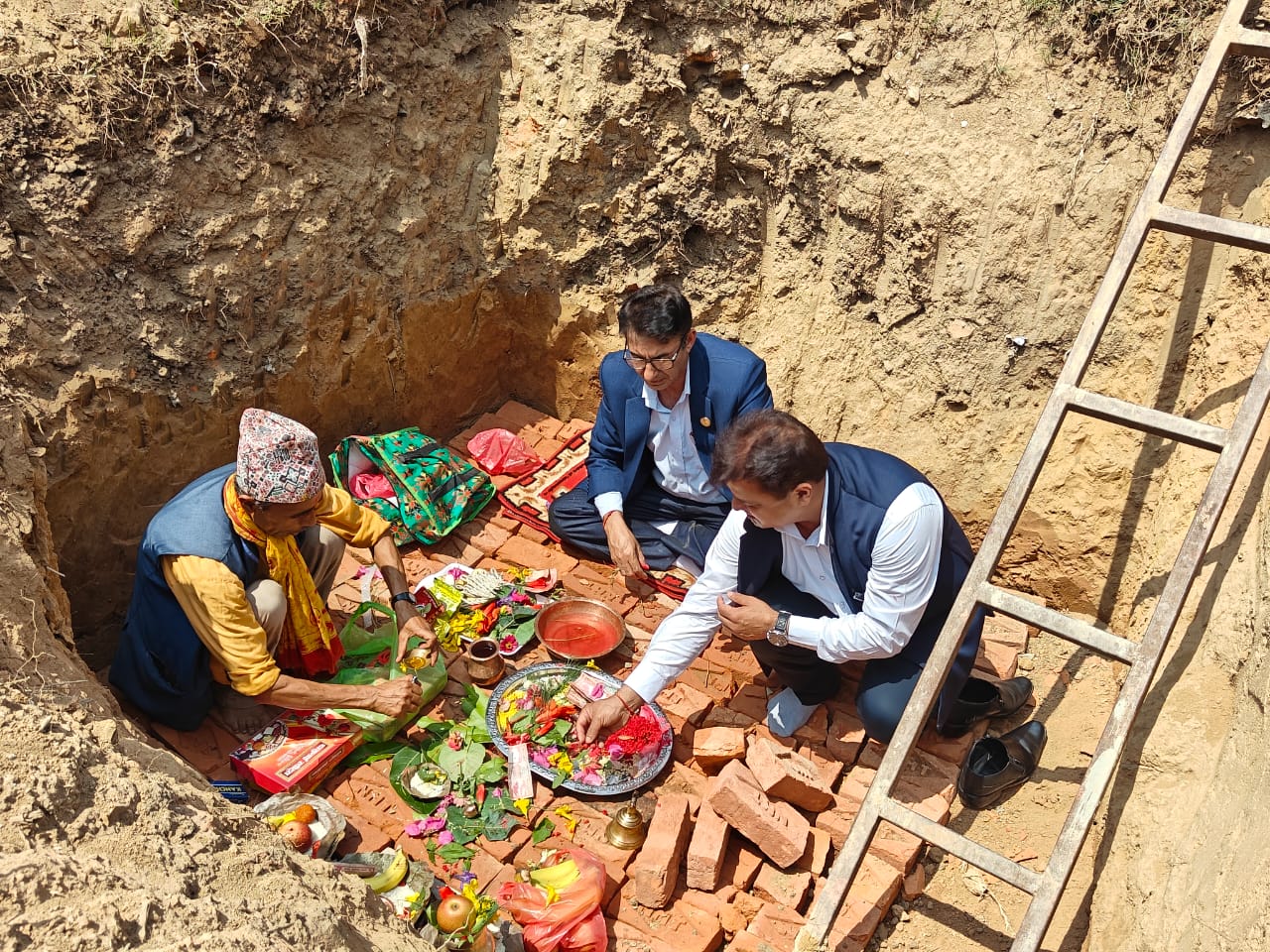 माननीय मन्त्री कृष्ण प्रसाद सिलवाल ज्यु र प्रदेश सचिव डा. केदार बराल ज्यु द्वारा वन तथा वातावरण मन्त्रालय, बागमती प्रदेशको महाशाखा भवनको शिलन्यास