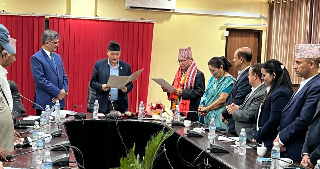कोषका उपाध्यक्ष श्री अनिल राज पौडेलद्वारा पद तथा गोपनियताको सपथ ग्रहण तथा पदबहाली