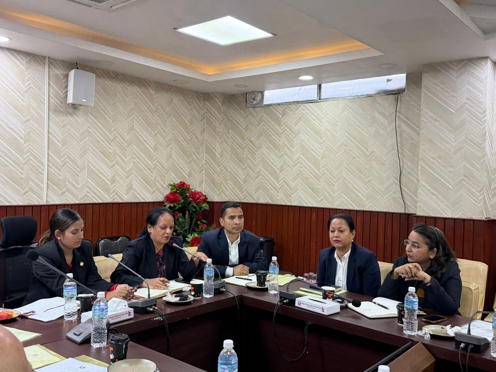 आज मिति २०८३/०१/२३  गते महिला, बालबालिका तथा ज्येष्ठ नागरिक मन्त्रालयमा माननीय मन्त्री श्री सिता वादीज्यूको उपस्थितिमा बाल अधिकारसम्बन्धी संयुक्त राष्ट्रसंघीय महासन्धि (CRC) को प्रतिवेदन प्रक्रियाबारे अभिमुखीकरण कार्यक्रम सम्पन्न भएको छ।