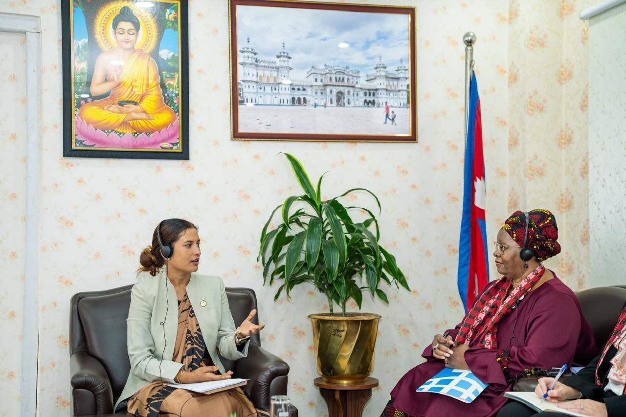 मिति २०८३ वैशाख २९ गते संयुक्त राष्ट्र संघकी सहायक महासचिव तथा UN Women की Normative Support तर्फकी उपकार्यकारी निर्देशक श्री Nyaradzayi Gumbonzvanda नेतृत्वको प्रतिनिधिमण्डलले महिला, बालबालिका तथा ज्येष्ठ नागरिक मन्त्रालयमा माननीय मन्त्री सिता बादीज्यूसँग भेटघाट र छलफल गर्नुहुँदै।