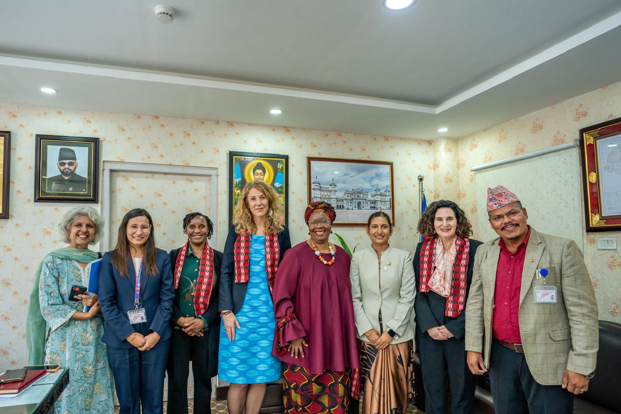मिति २०८३ वैशाख २९ गते संयुक्त राष्ट्र संघकी सहायक महासचिव तथा UN Women की Normative Support तर्फकी उपकार्यकारी निर्देशक श्री Nyaradzayi Gumbonzvanda नेतृत्वको प्रतिनिधिमण्डलले महिला, बालबालिका तथा ज्येष्ठ नागरिक मन्त्रालयमा माननीय मन्त्री सिता बादीज्यूसँग भेटघाट र छलफल गर्नुहुँदै।