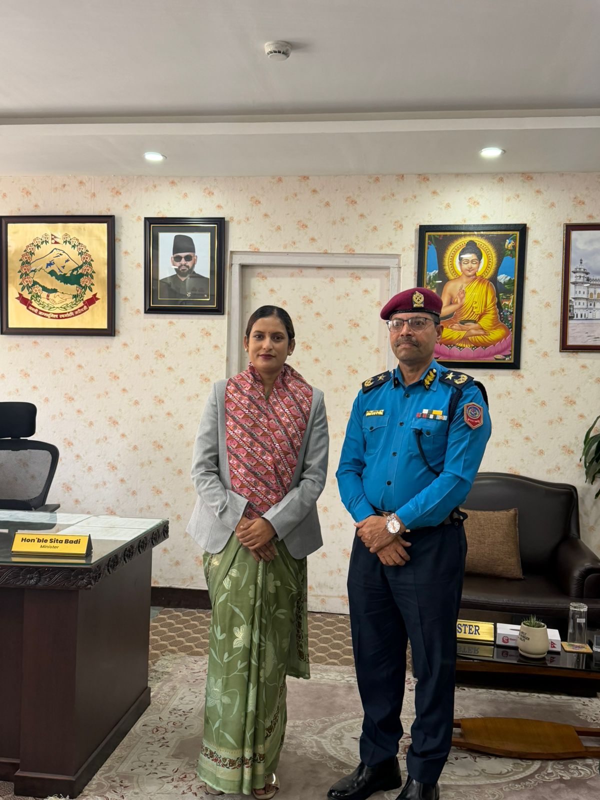 महिला, बालबालिका तथा ज्येष्ठ नागरिक मन्त्रालयमा माननीय मन्त्री सिता बादीज्यूसँग नेपाल प्रहरीका प्रहरी अतिरिक्त महानिरीक्षक डम्बर बहादुर बिकले भेटघाट गर्नुहुँदै।