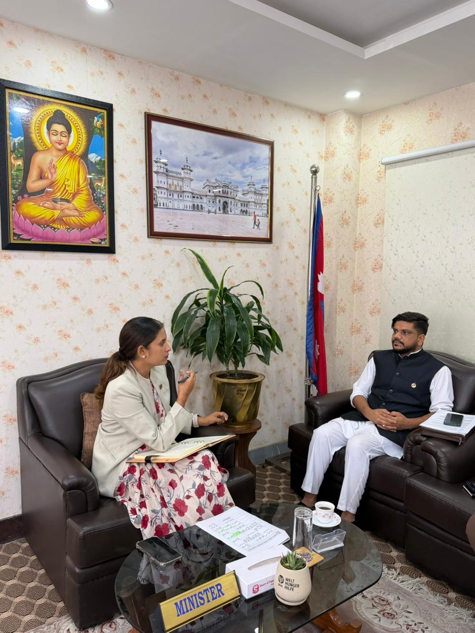 महिला, बालबालिका, लैङ्गिक तथा यौनिक अल्पसङ्ख्यक र सामाजिक सुरक्षा मन्त्रालयमा माननीय मन्त्री सीता बादीज्यूसँग युवा, श्रम तथा रोजगार माननीय मन्त्री रामजी यादवज्यूले समसामयिक विषयमा भेटघाट तथा छलफल गर्नुहुँदै।