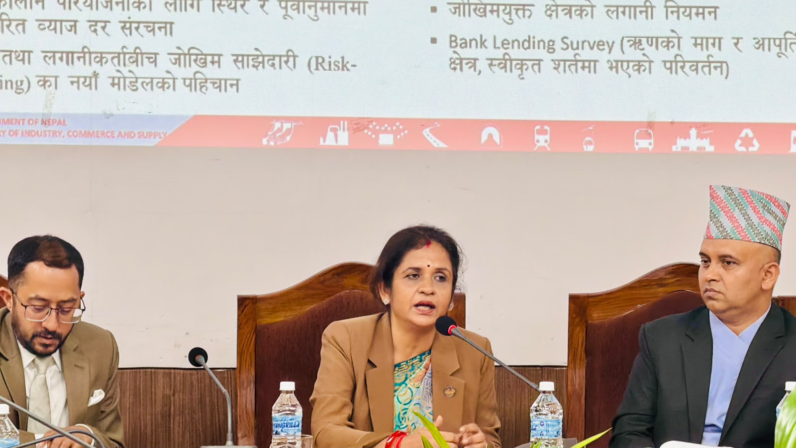 माननीय उद्योग, वाणिज्य तथा आपूर्ति मन्त्रीज्यूले नेपालका वाणिज्य बैंक तथा विकास बैंकका प्रमुख कार्यकारी अधिकृतहरूसँग उत्पादनमूलक क्षेत्रमा लगानी तथा कर्जा प्रवाह विस्तार गर्ने र औद्योगिकीकरणमार्फत रोजगारी तथा आर्थिक वृद्धिलाई गति दिने विषयमा उच्चस्तरीय छलफल गर्नुभयो।