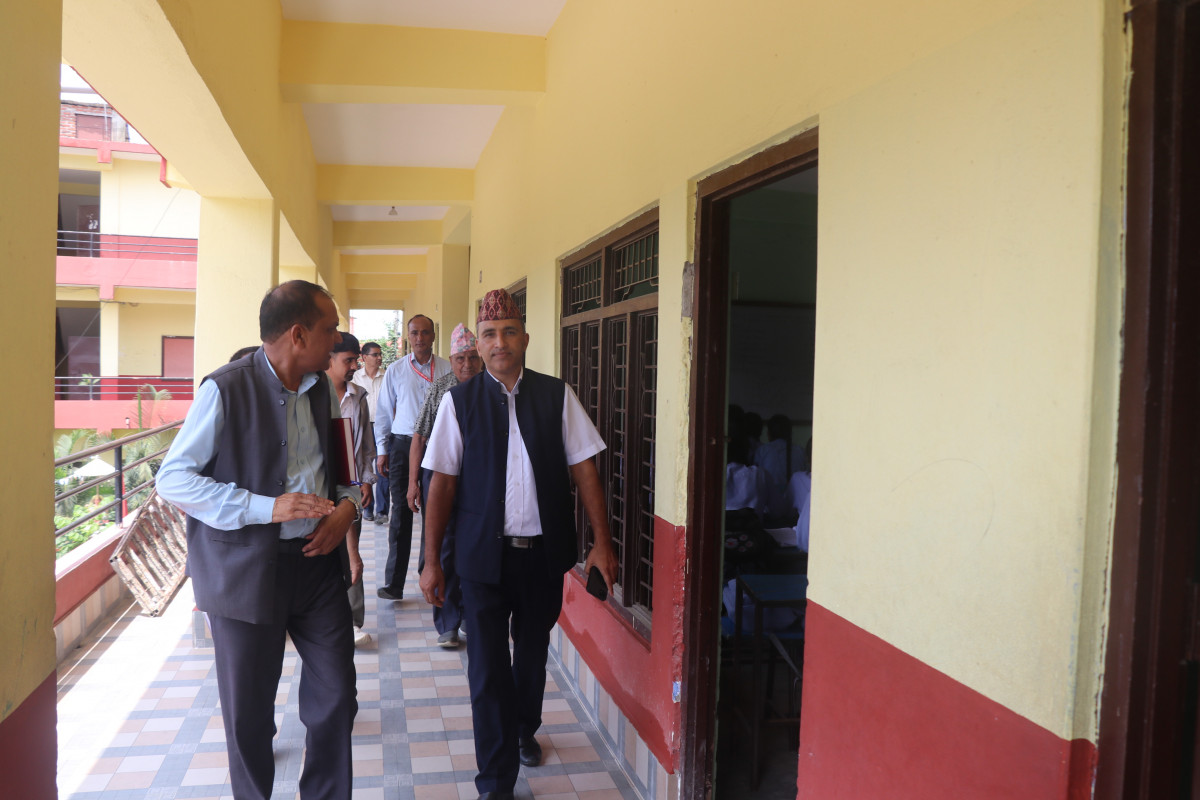 जिल्लाको नयाँगाउँ मा.वि. बुटवलमा विषय विज्ञहरुको साथमा  कक्षा अवलोकन तथा  विद्यालयको अनुगमन निरीक्षण  गर्ने क्रममा ।