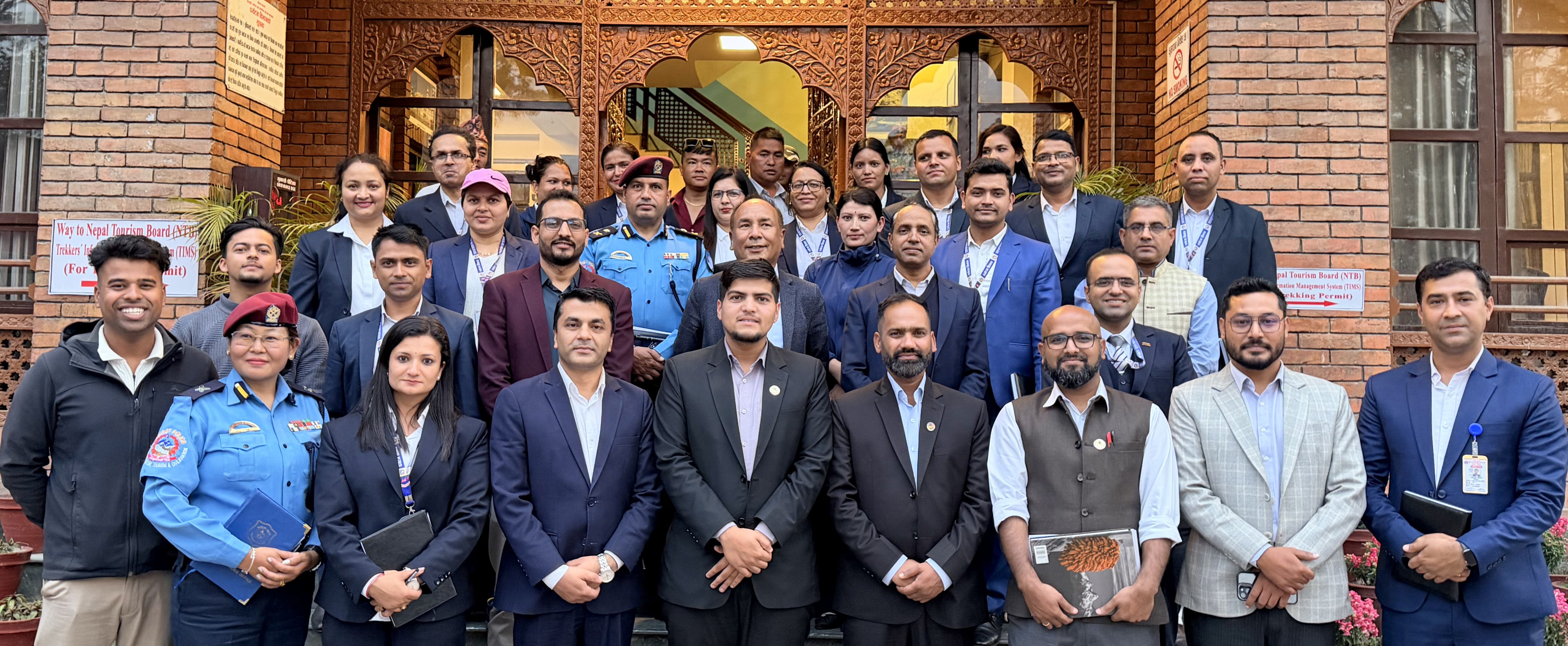 माननीय संस्कृति, पर्यटन तथा नागरिक उड्डयन मन्त्री श्री खडक राज पौडेल (गनेस)ज्यूसँग पर्यटन विभागका कर्मचारीहरुको सामूहिक तस्विर