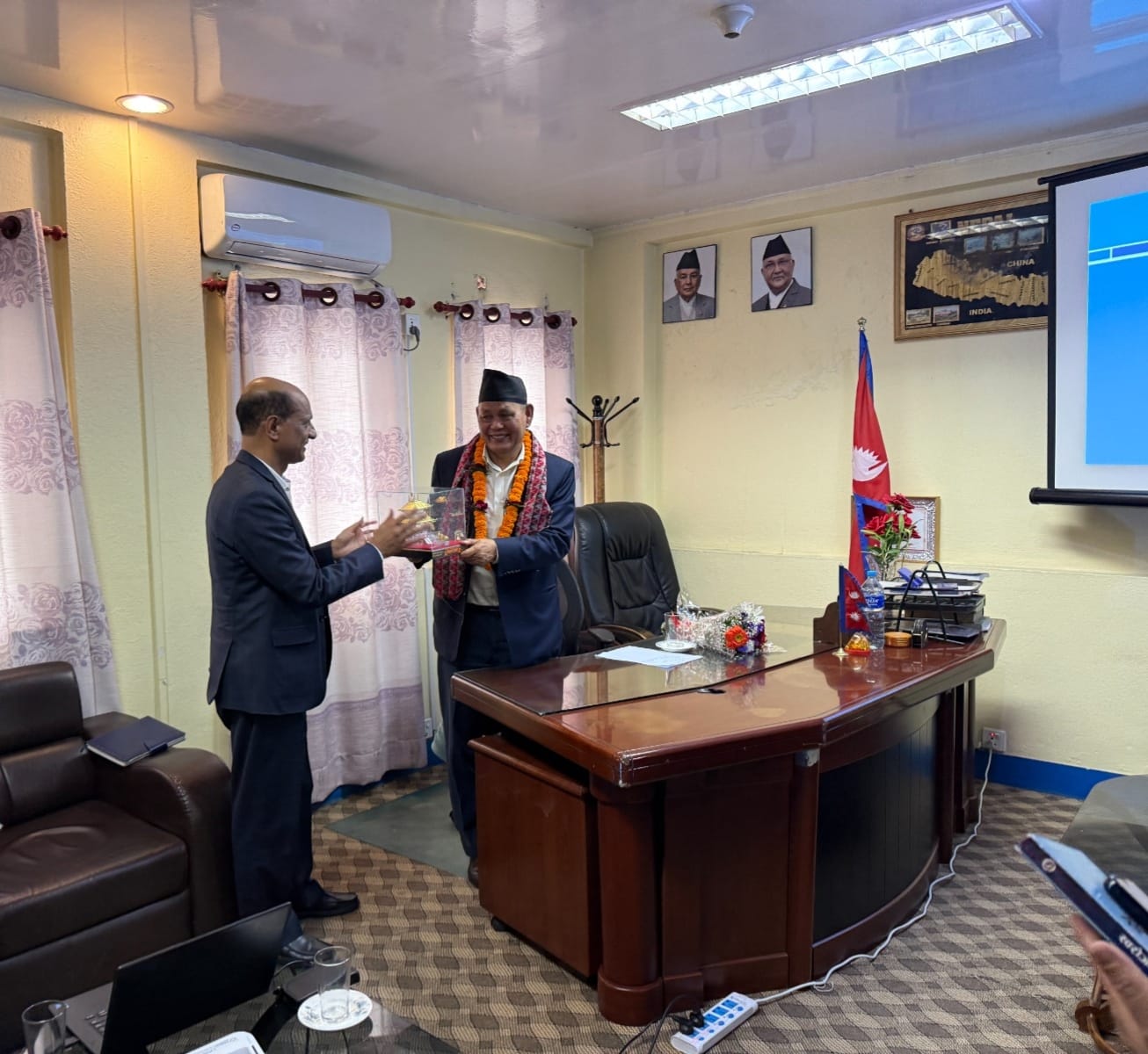 युवा तथा खेलकुद मन्त्रि, माननीय तेजुलाल चौधरीज्यूको कोषको कार्यालय भ्रमण