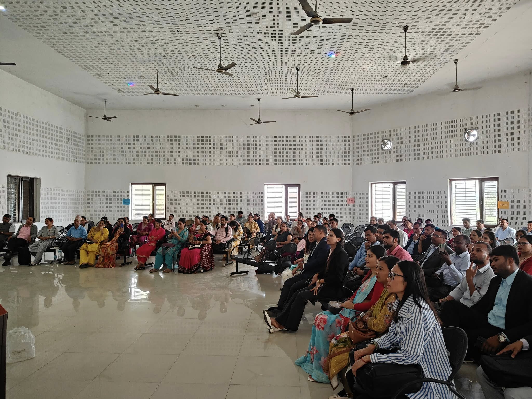 प्राथमिक तहमा नयाँ  नियुक्ति भएका शिक्षकहरुको नियुक्तिपत्र कार्यक्रममा उपस्थित शिक्षक उमेदवारहरु ।