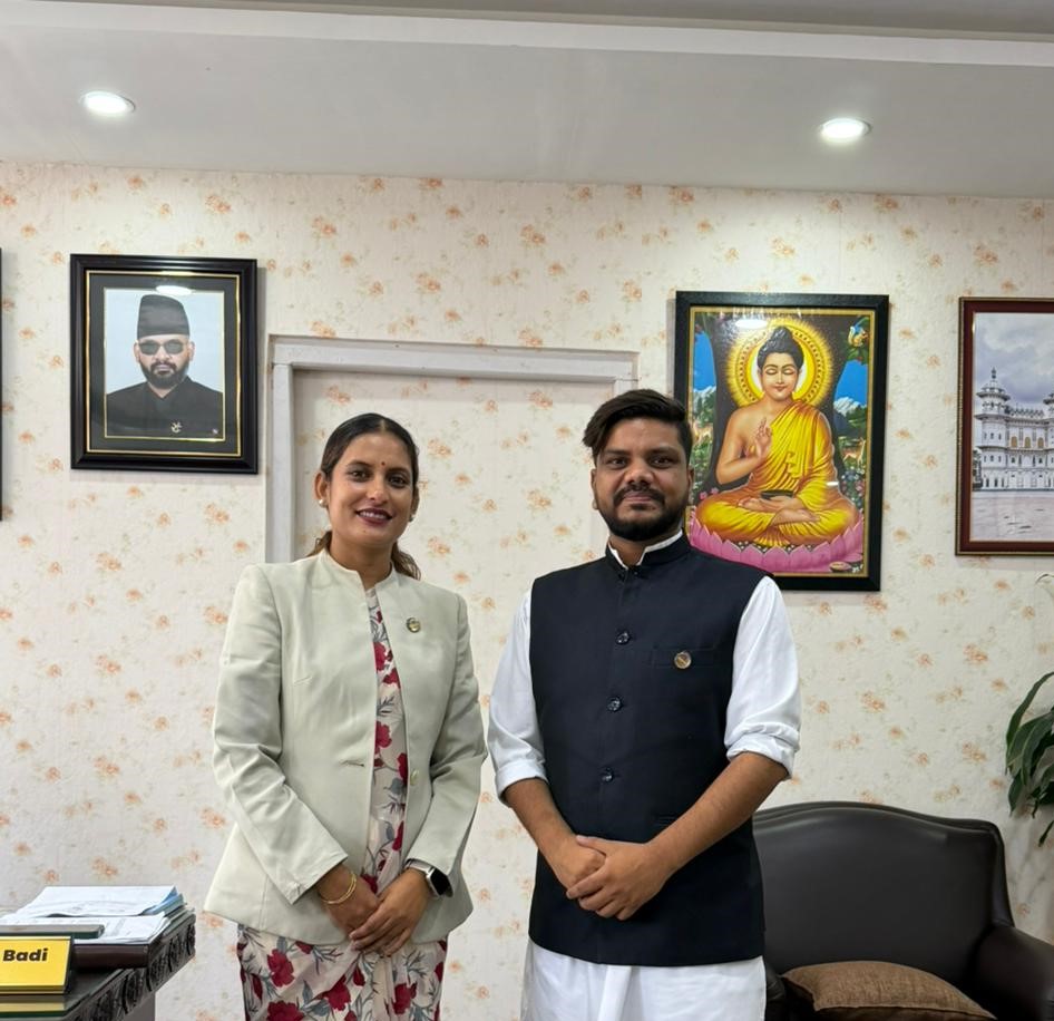 महिला, बालबालिका, लैङ्गिक तथा यौनिक अल्पसङ्ख्यक र सामाजिक सुरक्षा मन्त्रालयमा माननीय मन्त्री सीता बादीज्यूसँग युवा, श्रम तथा रोजगार माननीय मन्त्री रामजी यादवज्यूले समसामयिक विषयमा भेटघाट तथा छलफल गर्नुहुँदै।