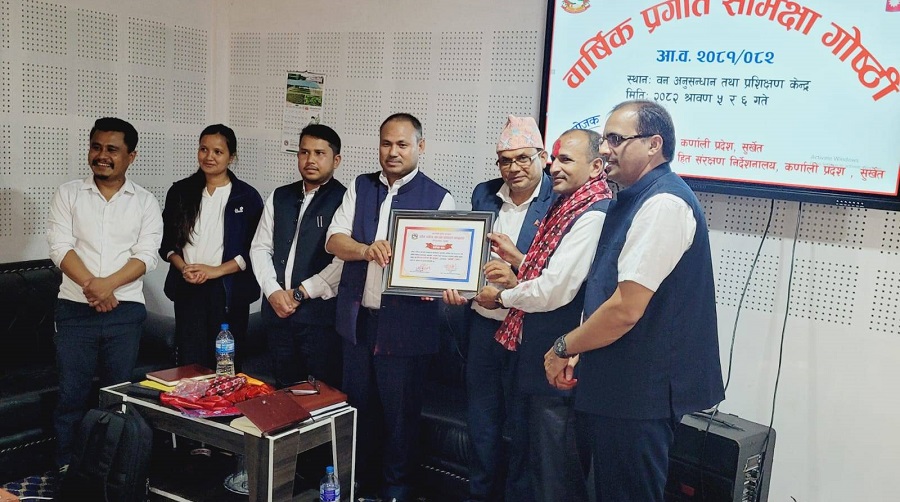 आ.व.२०८१/०८२ को कार्यसम्पादनमा प्रथम भएकोमा सम्मान ग्रहण गर्दै कार्यालय प्रमुख ज्यू