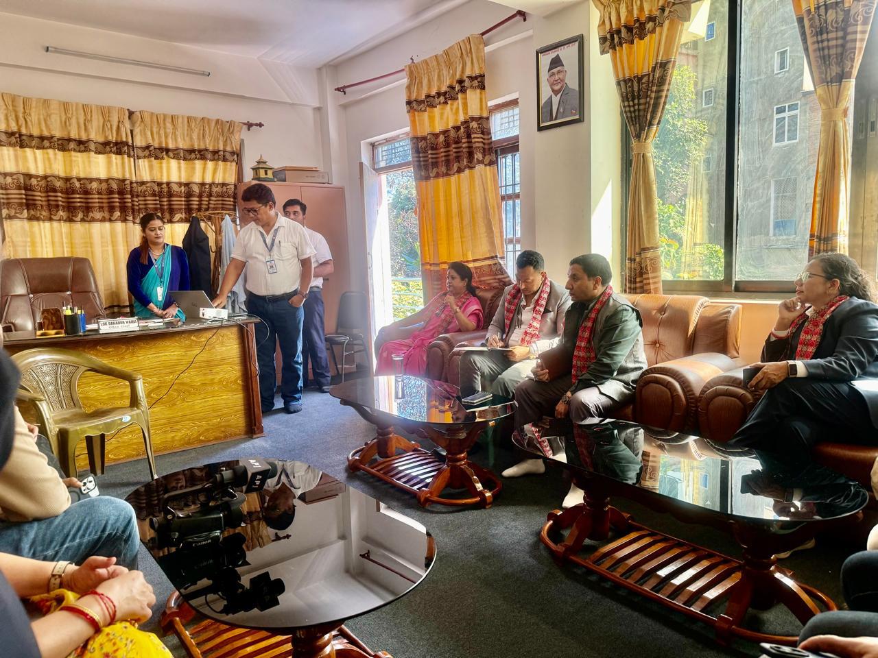 माननीय मन्त्री हरि प्रभा खड्गीको भ्रमणमा प्रमुख लोक बहादुर वाइबाद्वारा कार्यालयको  प्रगति विवरण प्रस्तुत